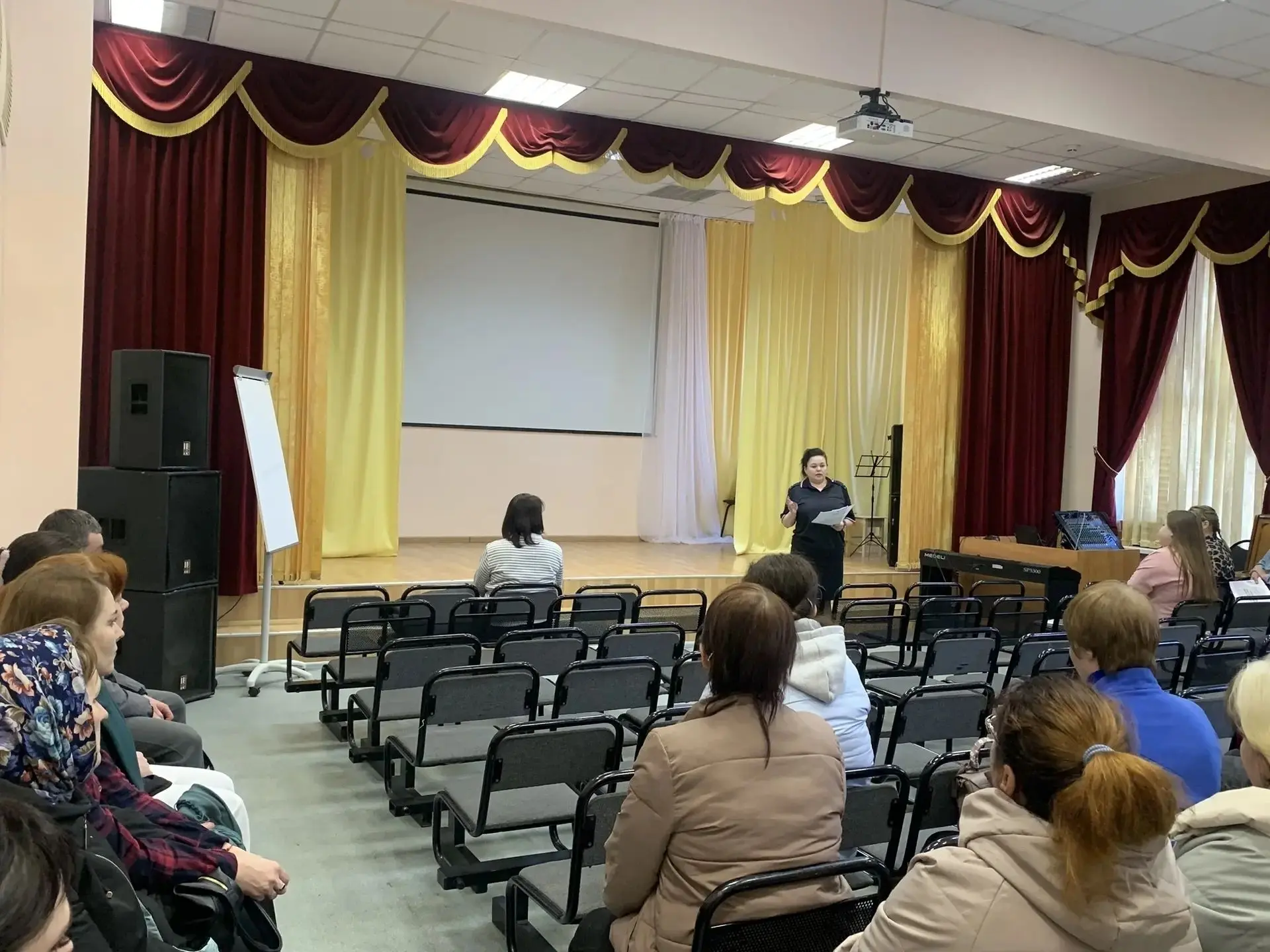 В рамках проведения родительских собраний в школе организованы встречи с инспектором ОГИБДД Отд. МВД