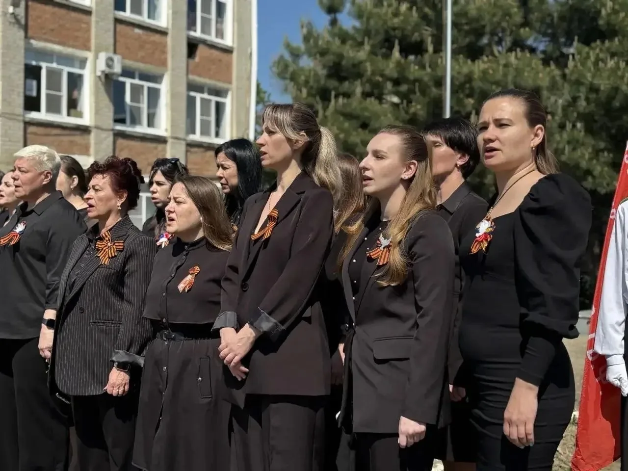 🚩Сегодня в городской школе №3 прошла торжественная линейка, посвященная Дню Победы.  На мероприятии 