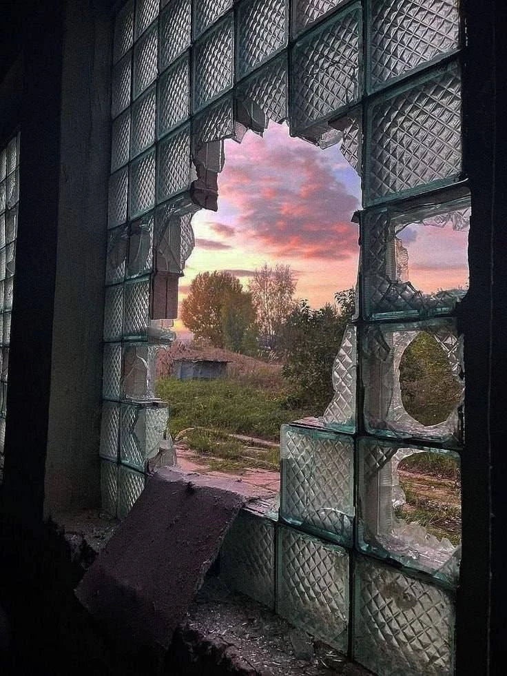 хочу, чтобы ты сейчас влез ко мне через это окно ❤