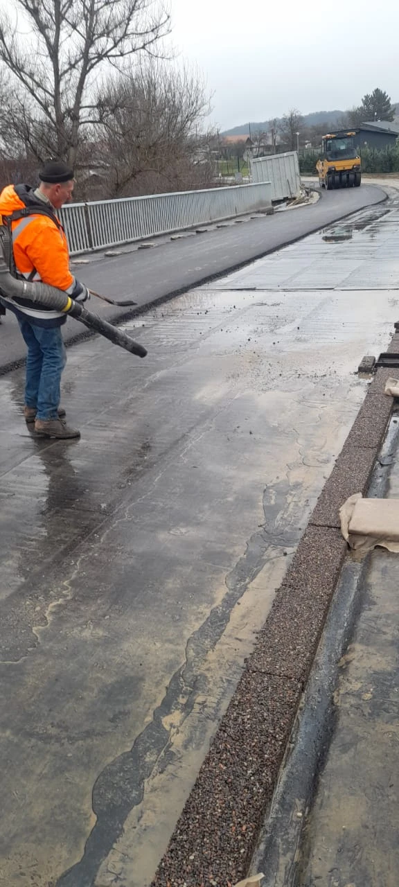 Почему только что отремонтированные дороги снова раскапывают? 🚧