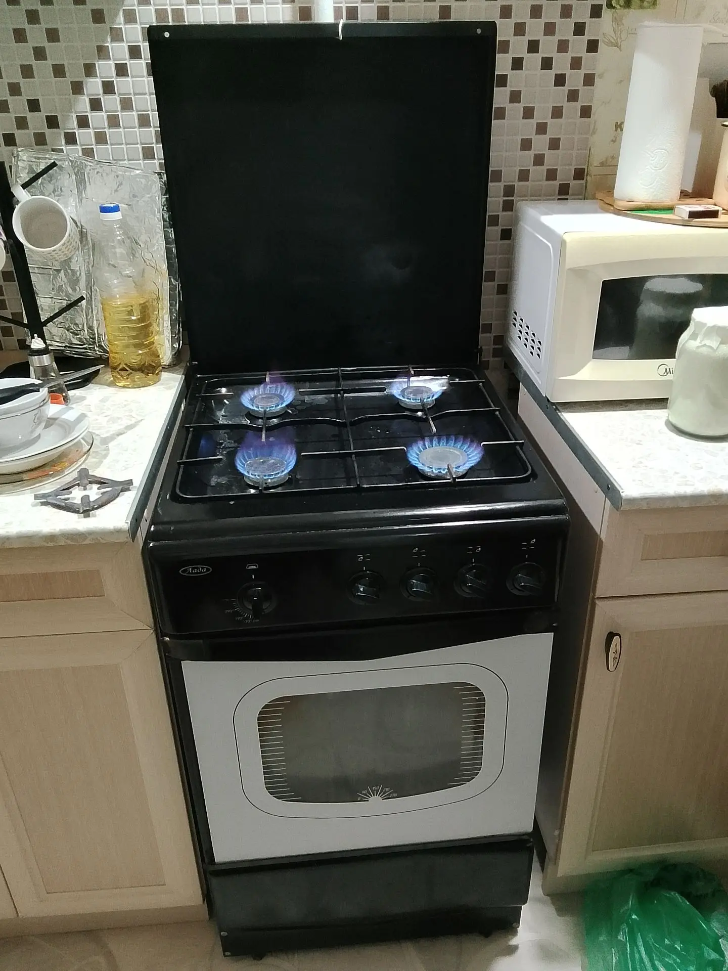 Отдам за шоколадку газовую плиту. Плита старенькая, но полностью в рабочем состоянии. Д...