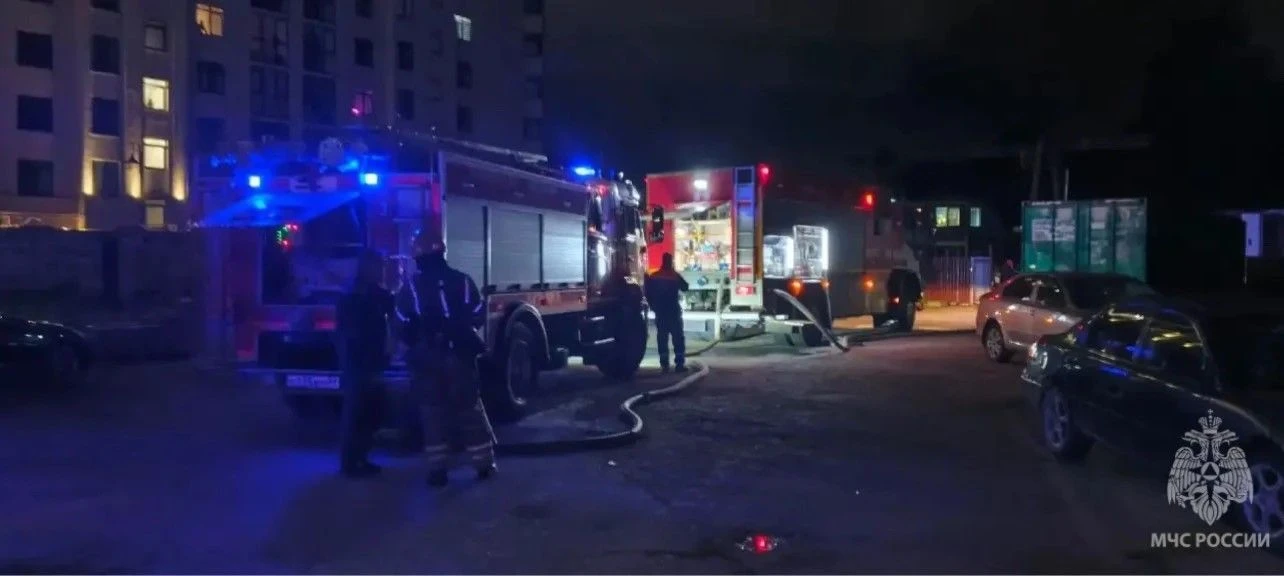 🚒 В Калининграде пожарные спасли пять машин из горящего автосервиса