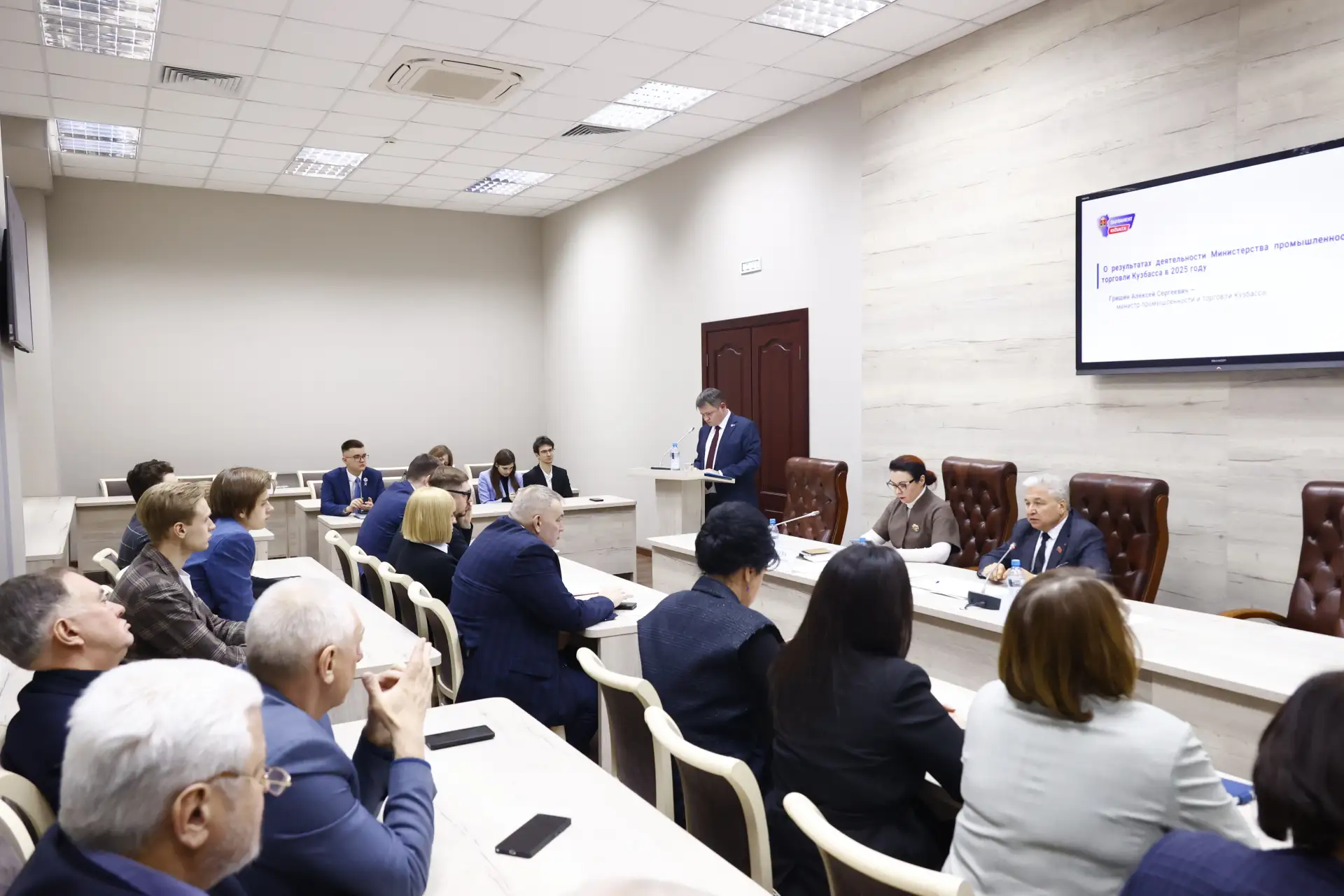 В Парламенте Кузбасса продолжают проходить расширенные заседания профильных комитетов, на которых де