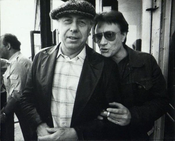 Анатолий Папанов и Андрей Миронов у входа в Театр Сатир. Москва, 1986 год.
#нашагордость