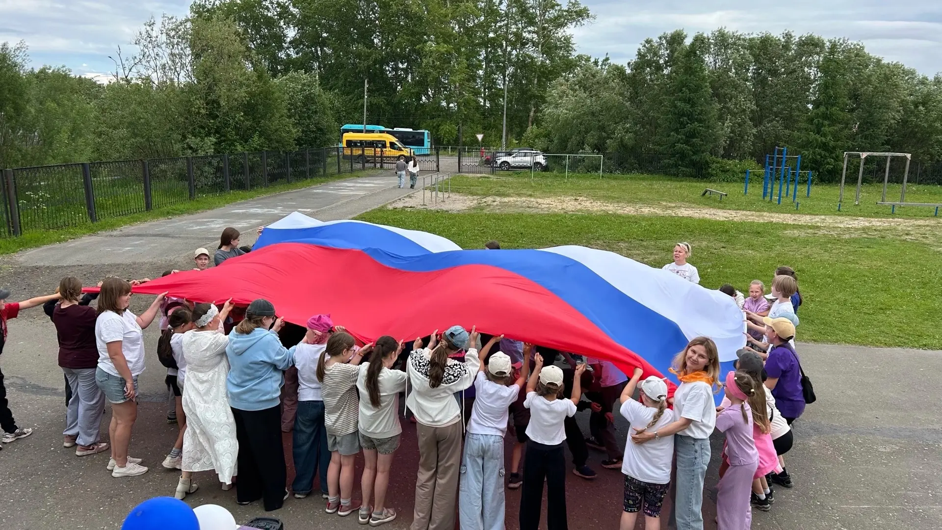 Сегодня мы отмечаем день самой великой страны в мире! 

🇷🇺 Россия - это не только бескрайние прост