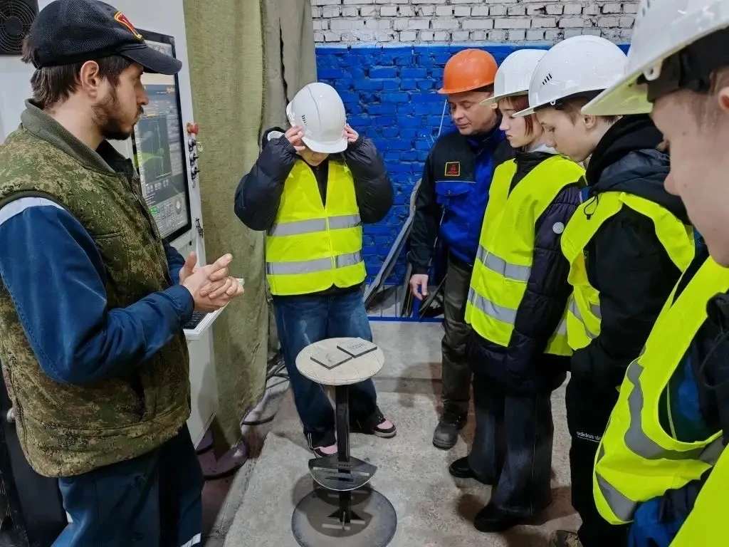 🏭✨ В рамках Всероссийской акции «Неделя без турникетов» ученики 7Е класса отправились на экскурсию в