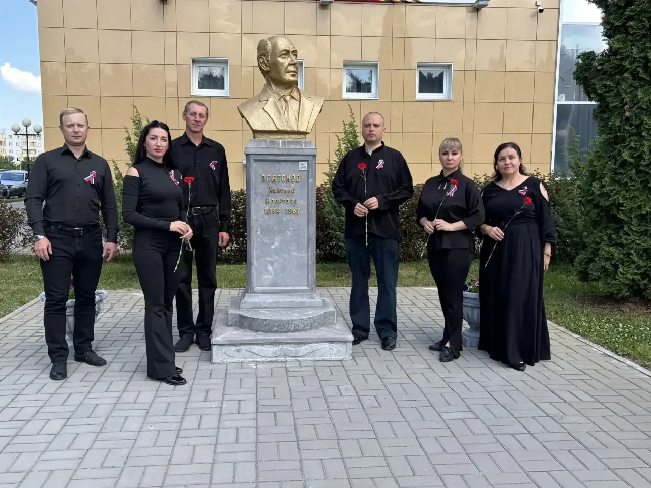В день России запущена акция возложения цветов к памятникам, посвященным выдающимся личностям или зн