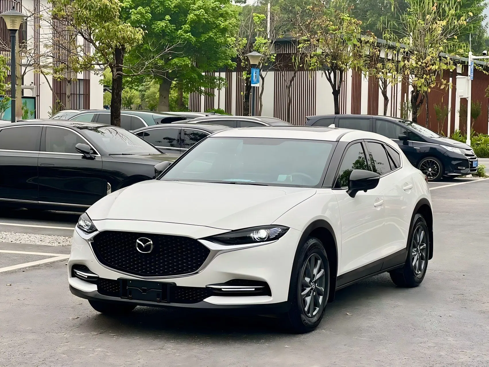 🚗 Стильный купе-кроссовер с атмосферным двигателем Skyactiv, отличной управляемостью и...