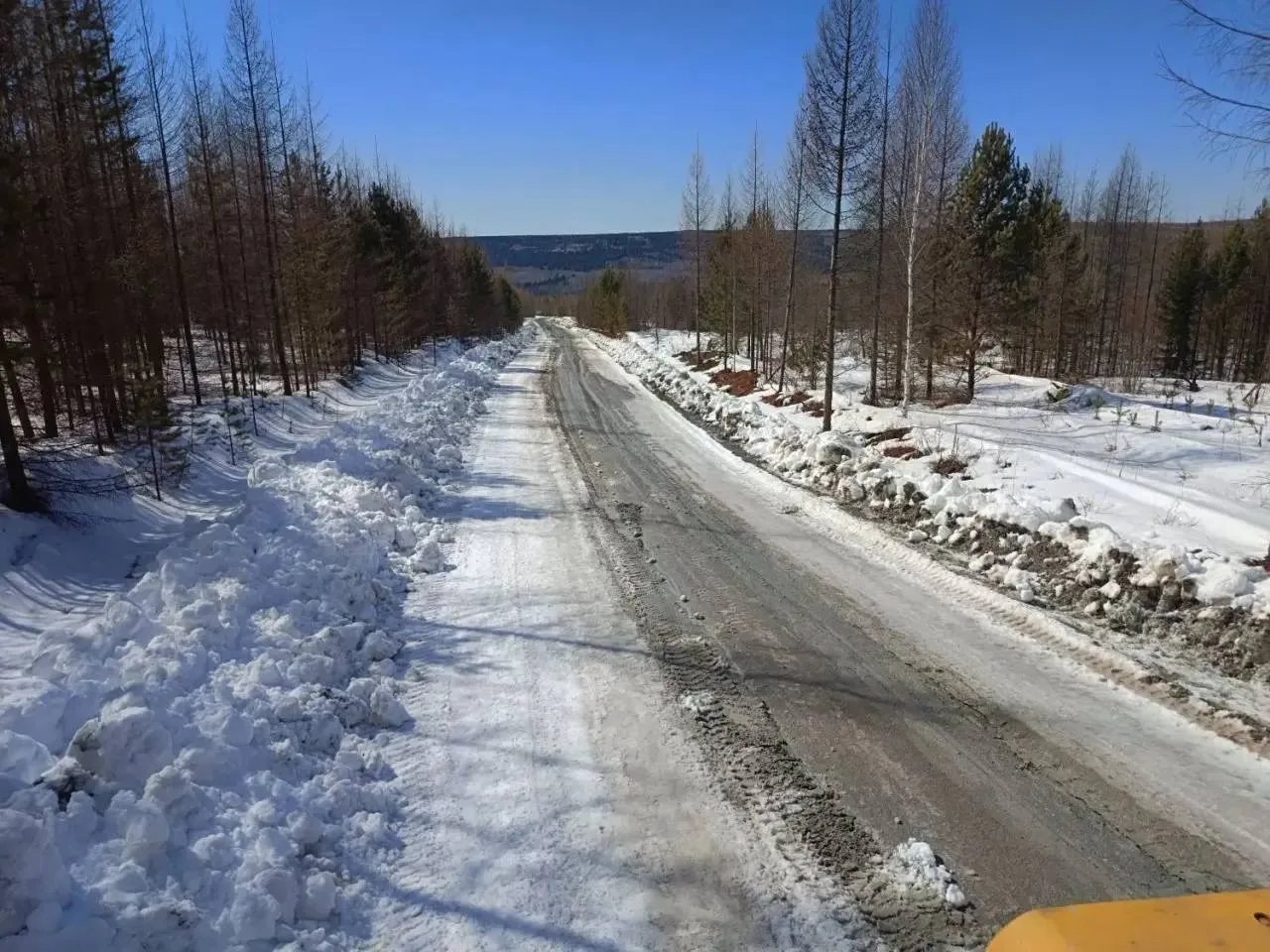 🚜 Очистка дорог, промывка лотков, уборка территорий: работы участков благоустройств и дорог в поселе