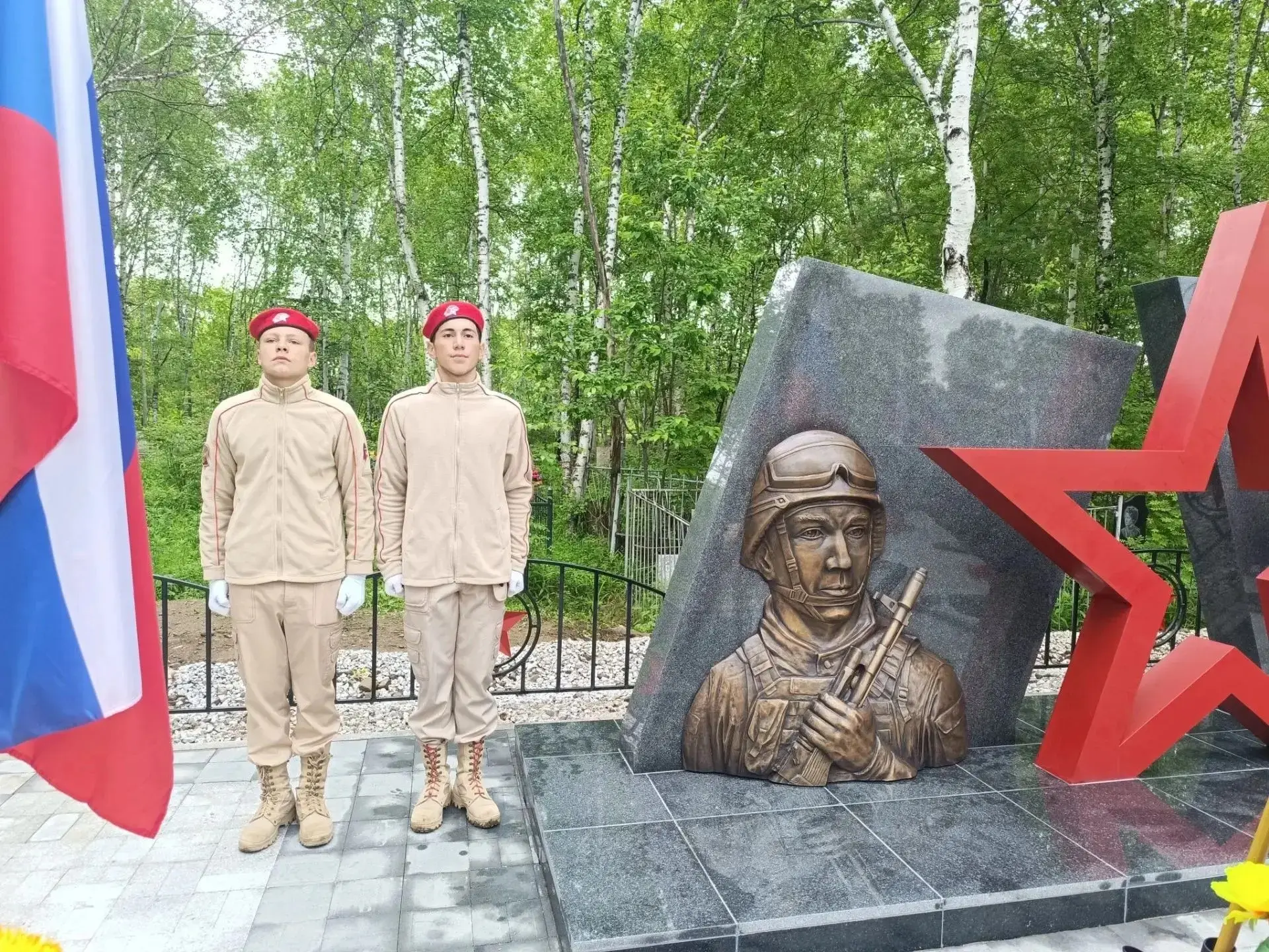В День ветеранов боевых действий в Смирных состоялось открытие мемориала на месте захоронения бойцов