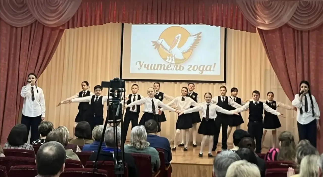 Своими музыкальными подарками солистка Центра дополнительного образования детей Анна Ан...