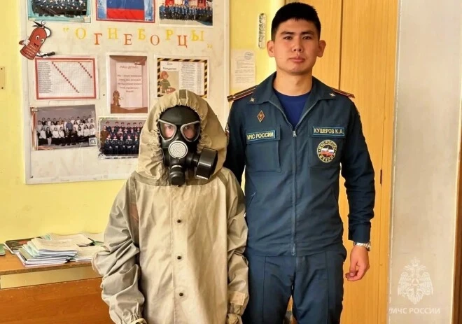 В Ишиме кадеты учились надевать противогазы