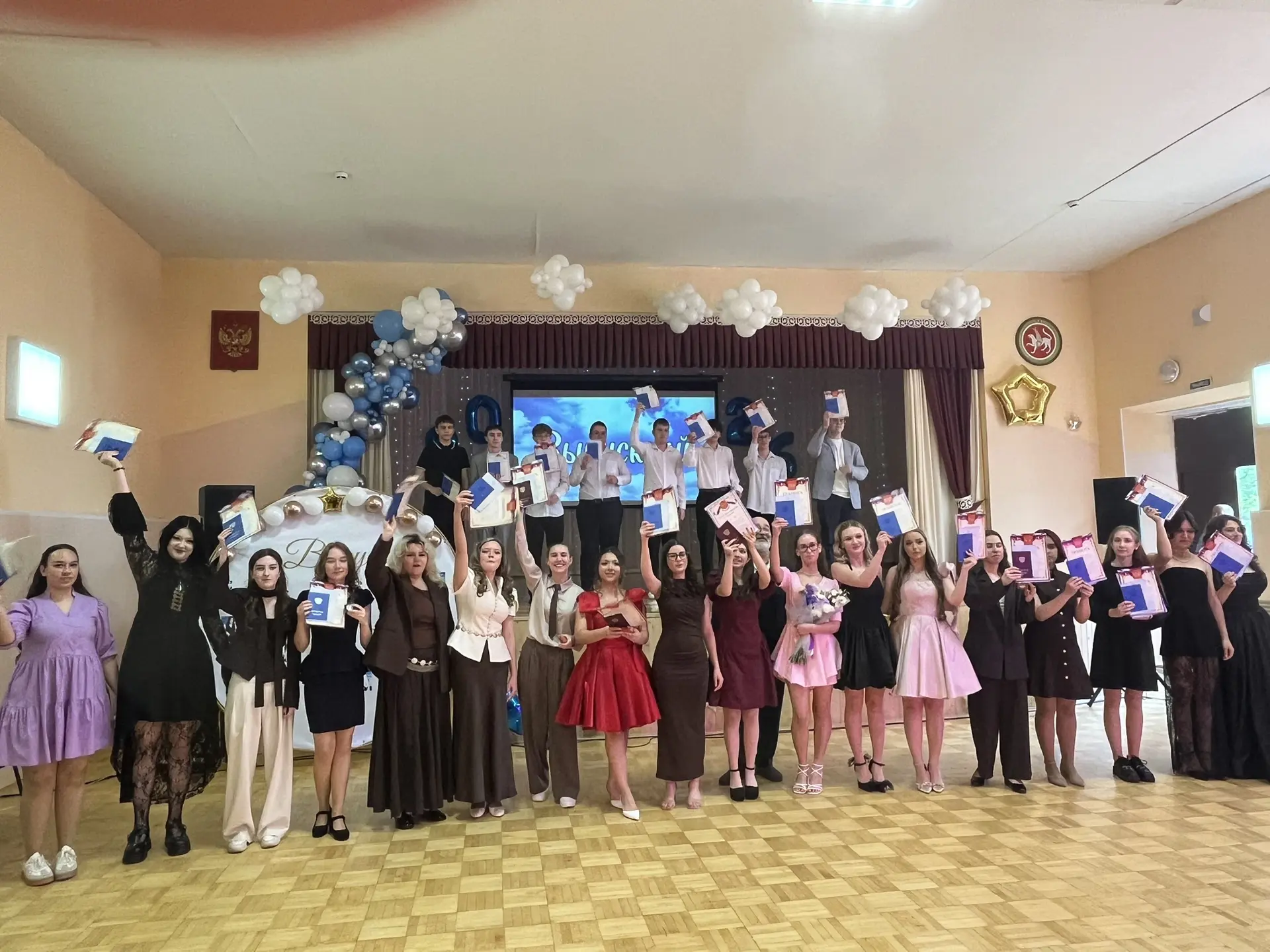 25 июня в нашей школе состоялся выпускной вечер в 11 «А» классе. Позади экзамены, впере...