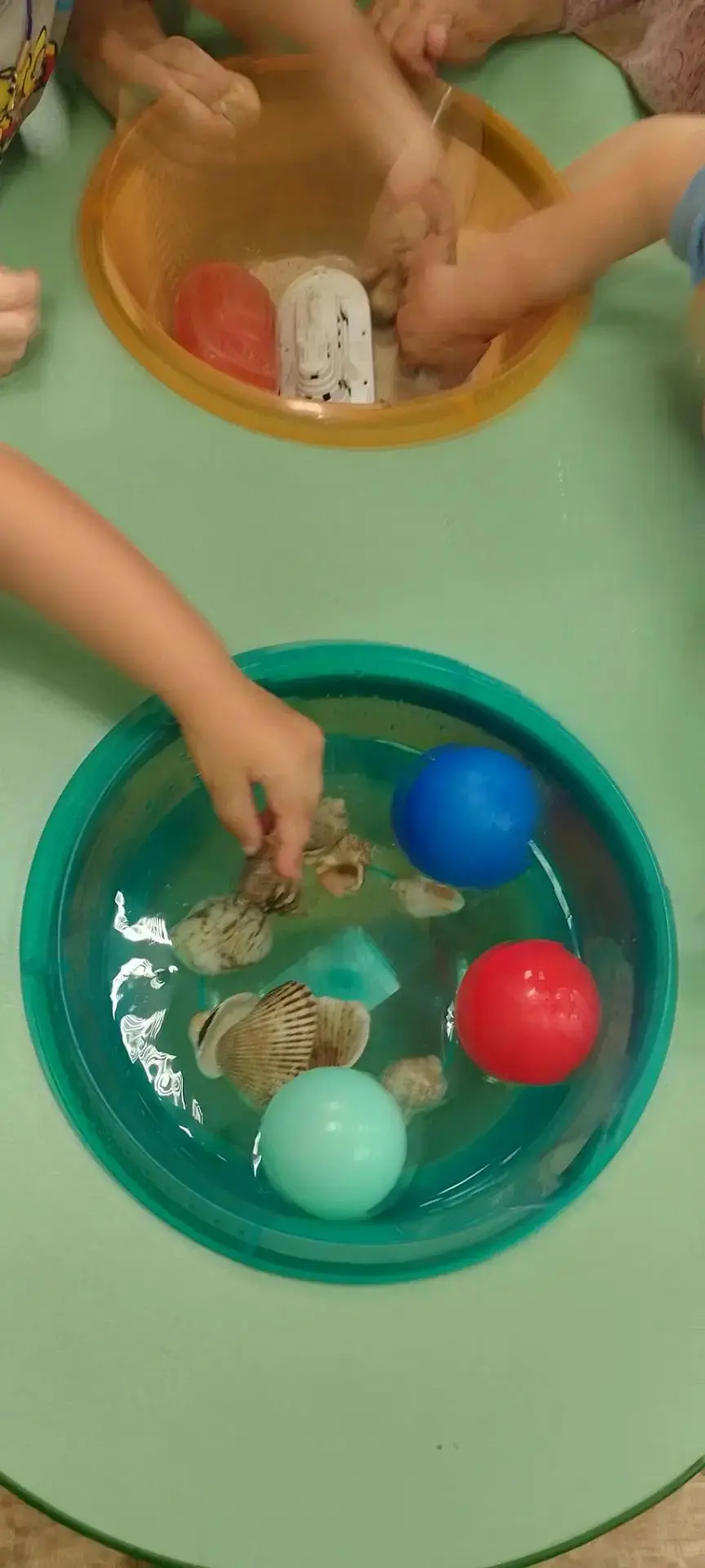 💧 День воды — день открытий! 💧

Провели эксперимент «Тонет — не тонет»: узнали, почему одни предме