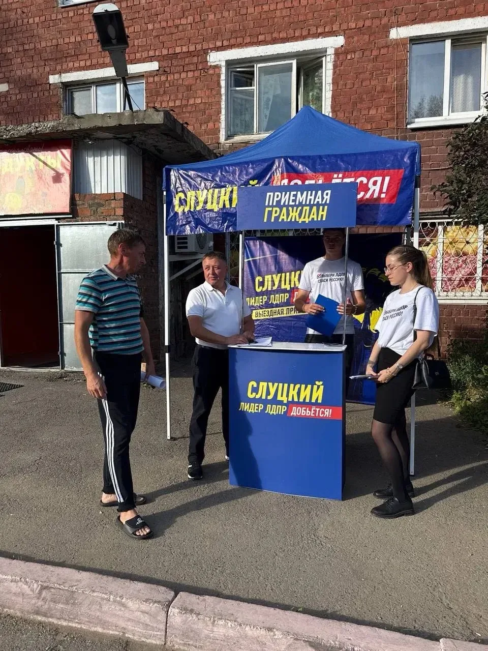 Двор, в котором нельзя ходить: жители Байкальской, 233 жалуются на ямы и бурьян