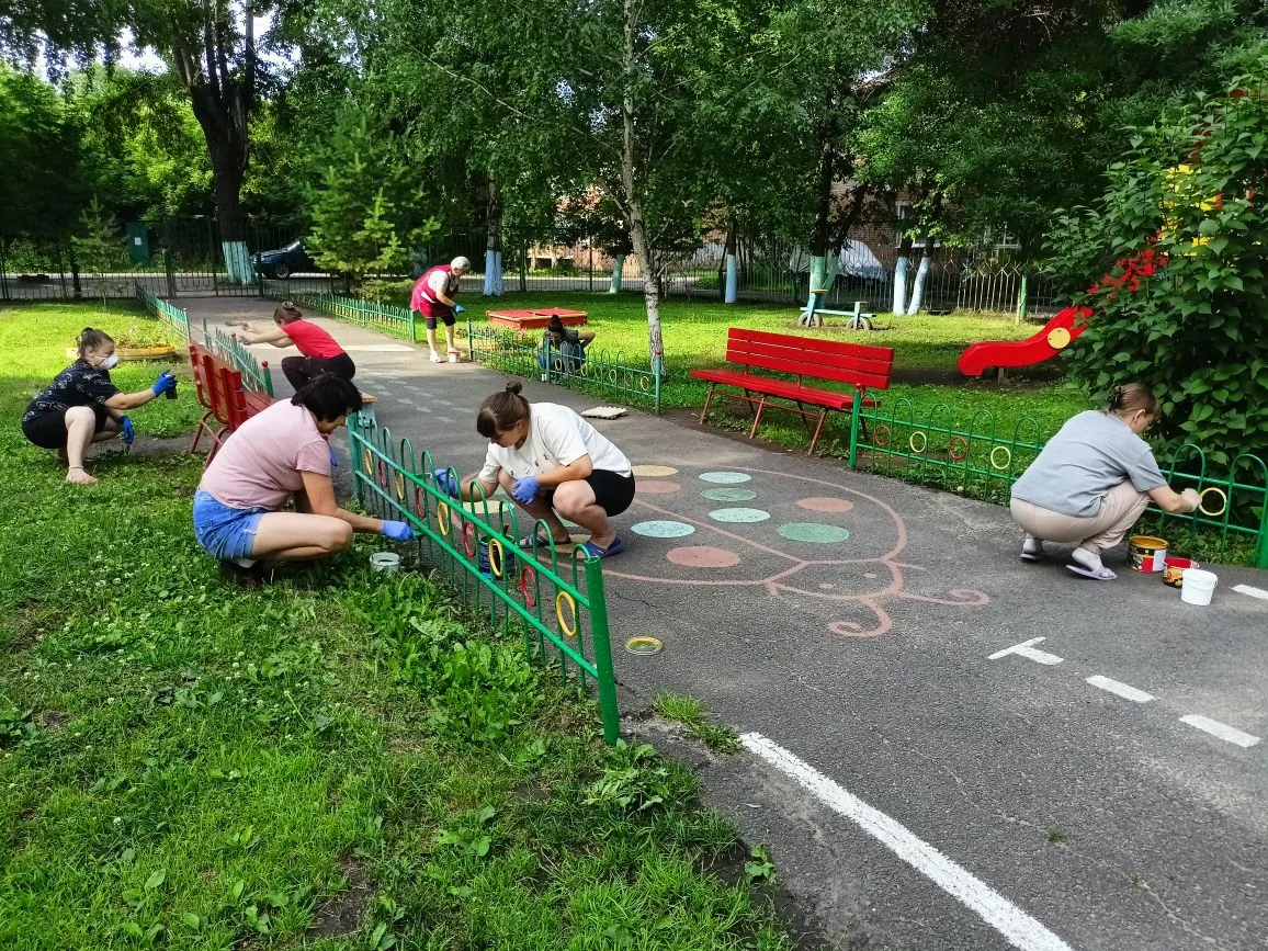 Ремонтные работы в детском саду продолжаются

Сотрудники ДОУ принимают посильное участие и вносят ча