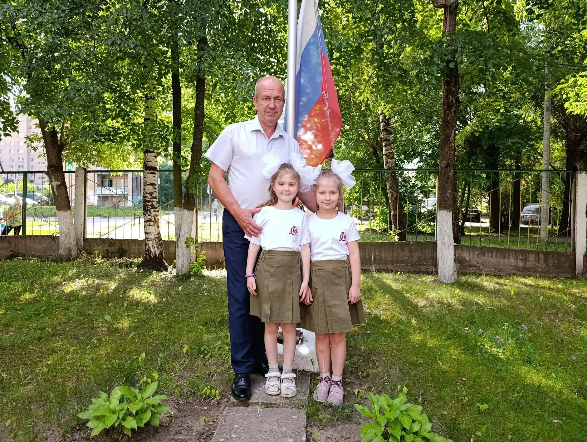 🇷🇺Понедельник начинается с гордости!🇷🇺
👫В дошкольном отделении МОУ СОШ № 16 понедельник начался