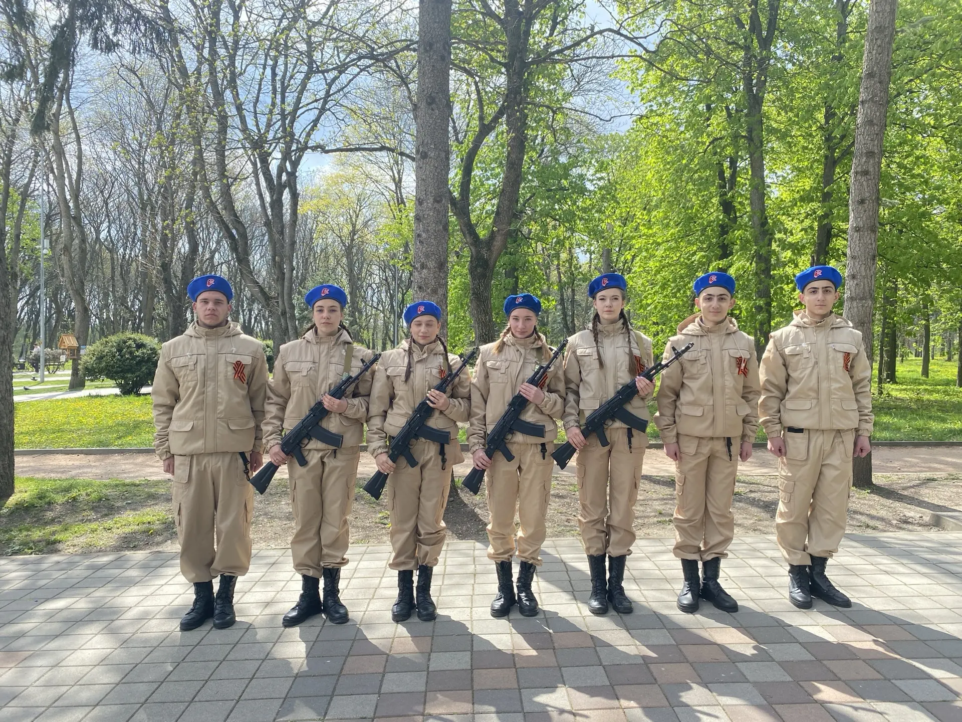 📢 Пост №1: Вахта Памяти в руках юных  Сегодня учащиеся нашей школы с гордостью и трепетом заступили 