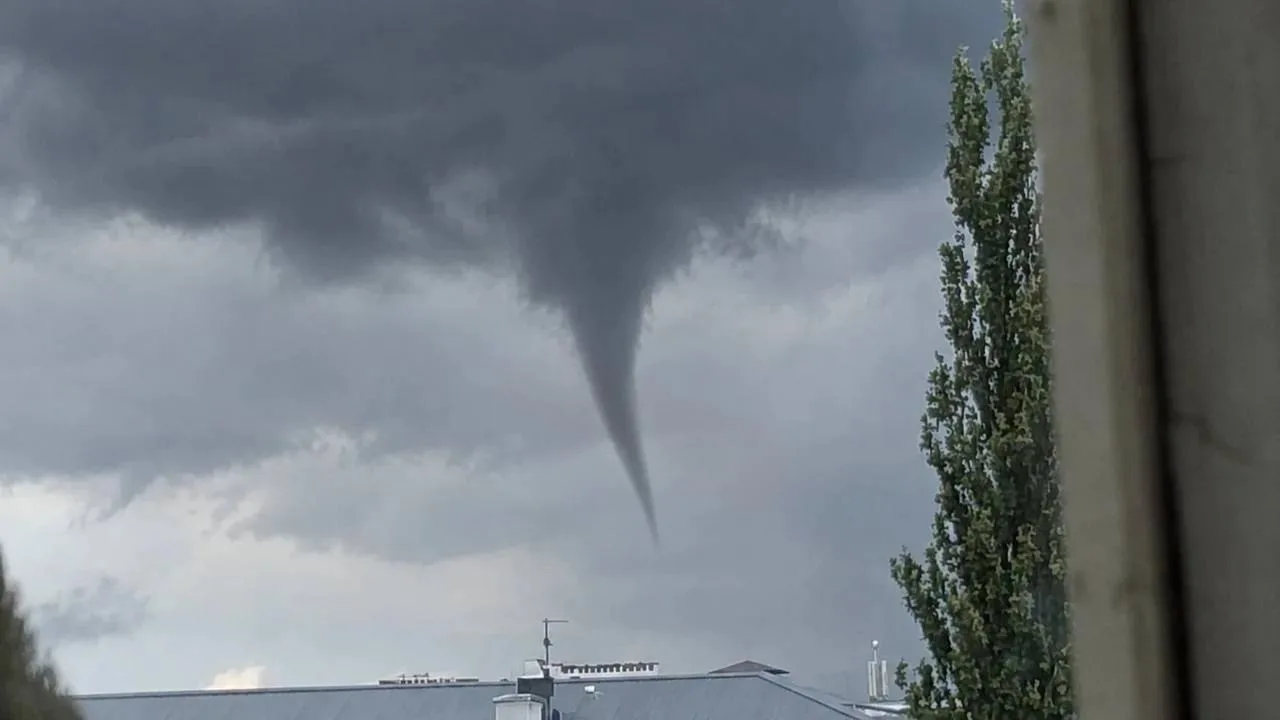 🌪️Над Казанью заметили смерч и густые темные тучи