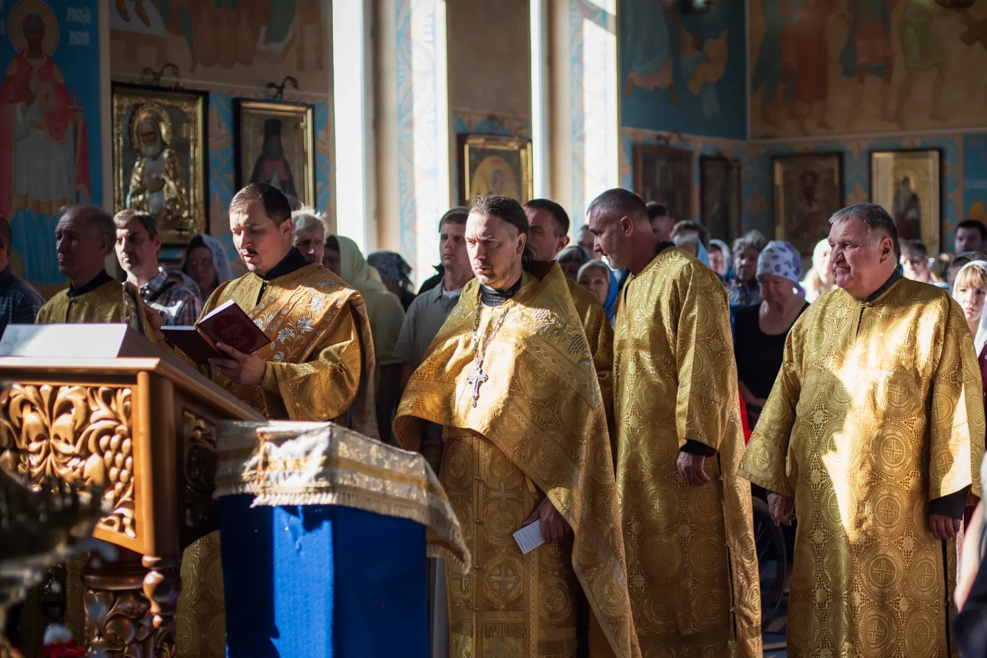 В сосновоборском храме совершили молебен святым князьям Петру и Февронии