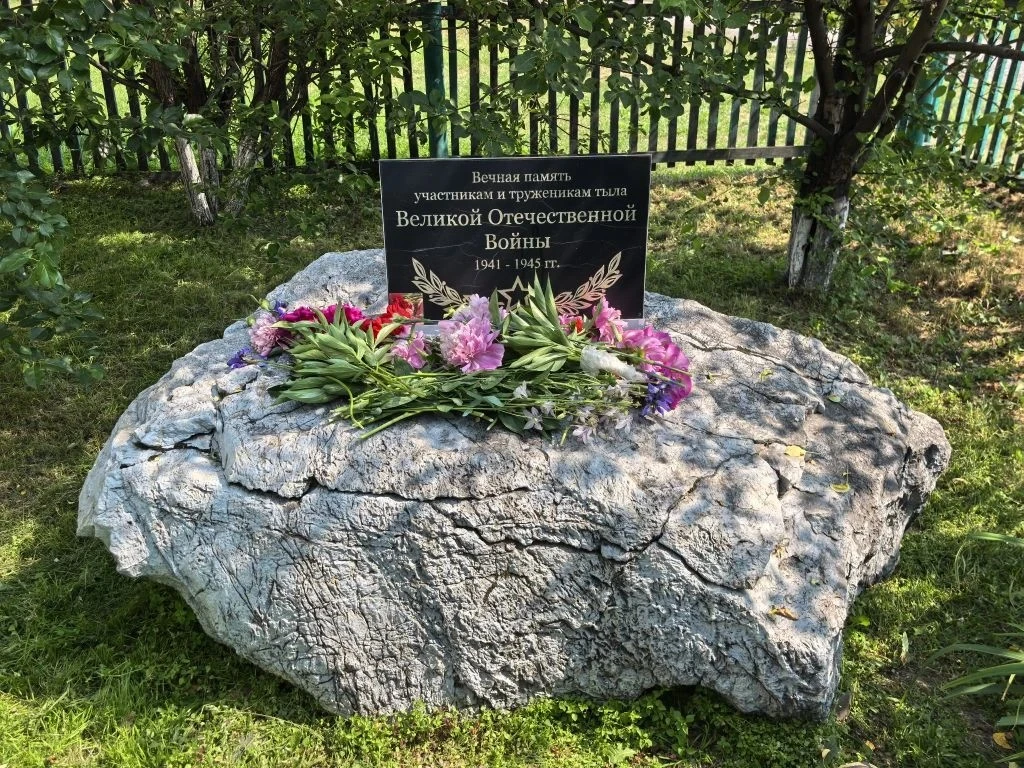 Сегодня, 22 июня, в День памяти и скорби, сотрудники клуба «Телеут» и жители микрорайона собрались у