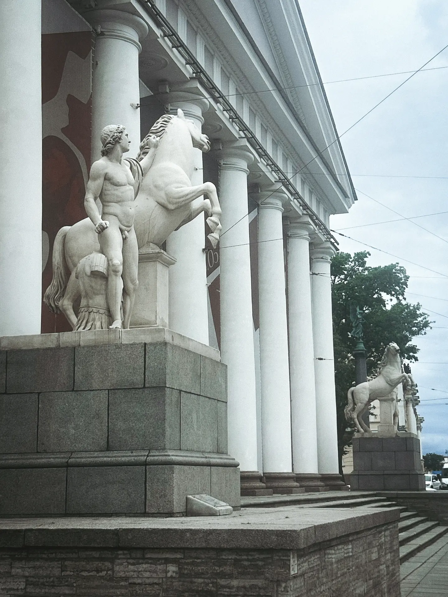Начинается реставрация скульптурной группы Диоскуры у Манежа

Скульптуры будут отреставрированы по м