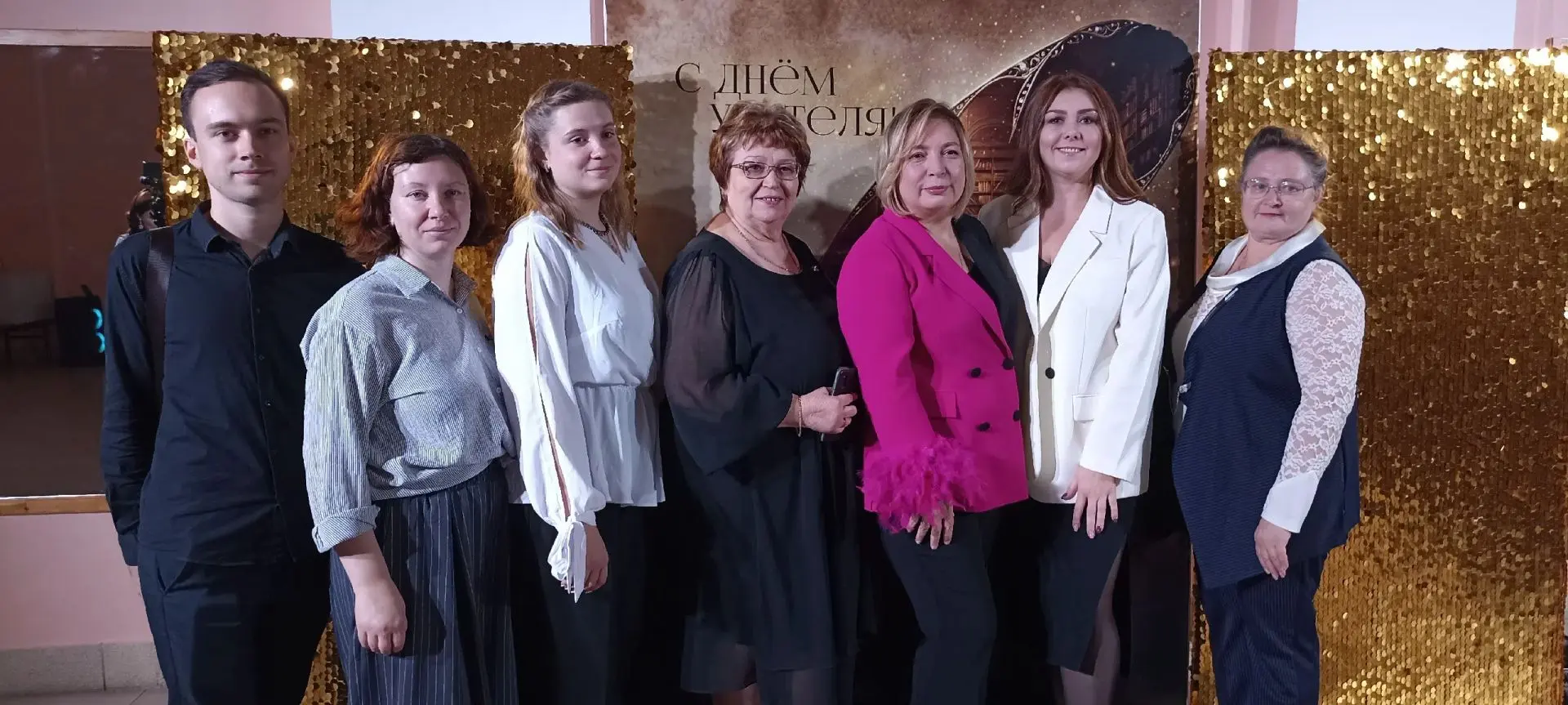 Сегодня особые слова благодарности и признательности звучат в адрес наших учителей.