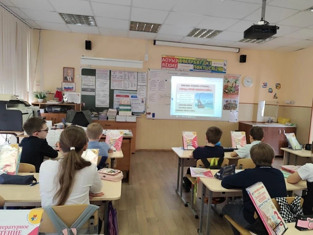 🕯️ Уроки Мужества: чтобы помнили, чтобы гордились  В нашей школе прошли занятия, посвящённые Дню Поб