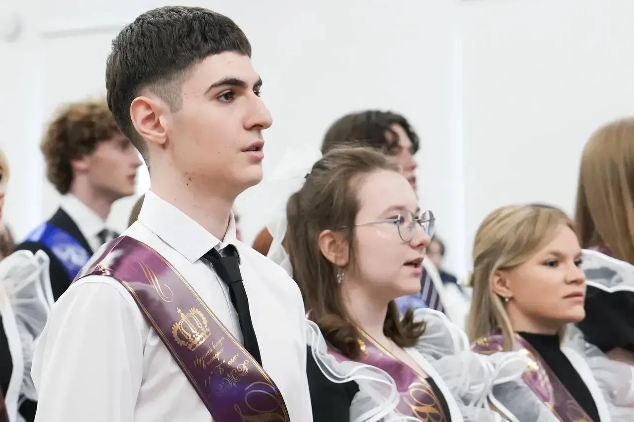 🔔 Сегодня для 142 тыс. выпускников Подмосковья звучит последний звонок — более 103 тыс. девятиклассн