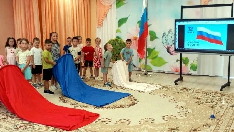 В преддверии празднования Дня России в детском саду старших группах прошел тематический праздник "Ро