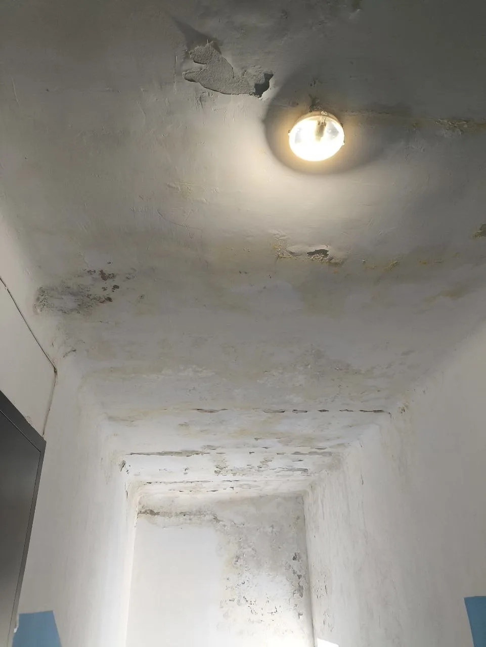 📍Проспект Победы, 30/45 3 подъезд. Всю прошлую зиму дождь проливной был в подъезде. Ре...