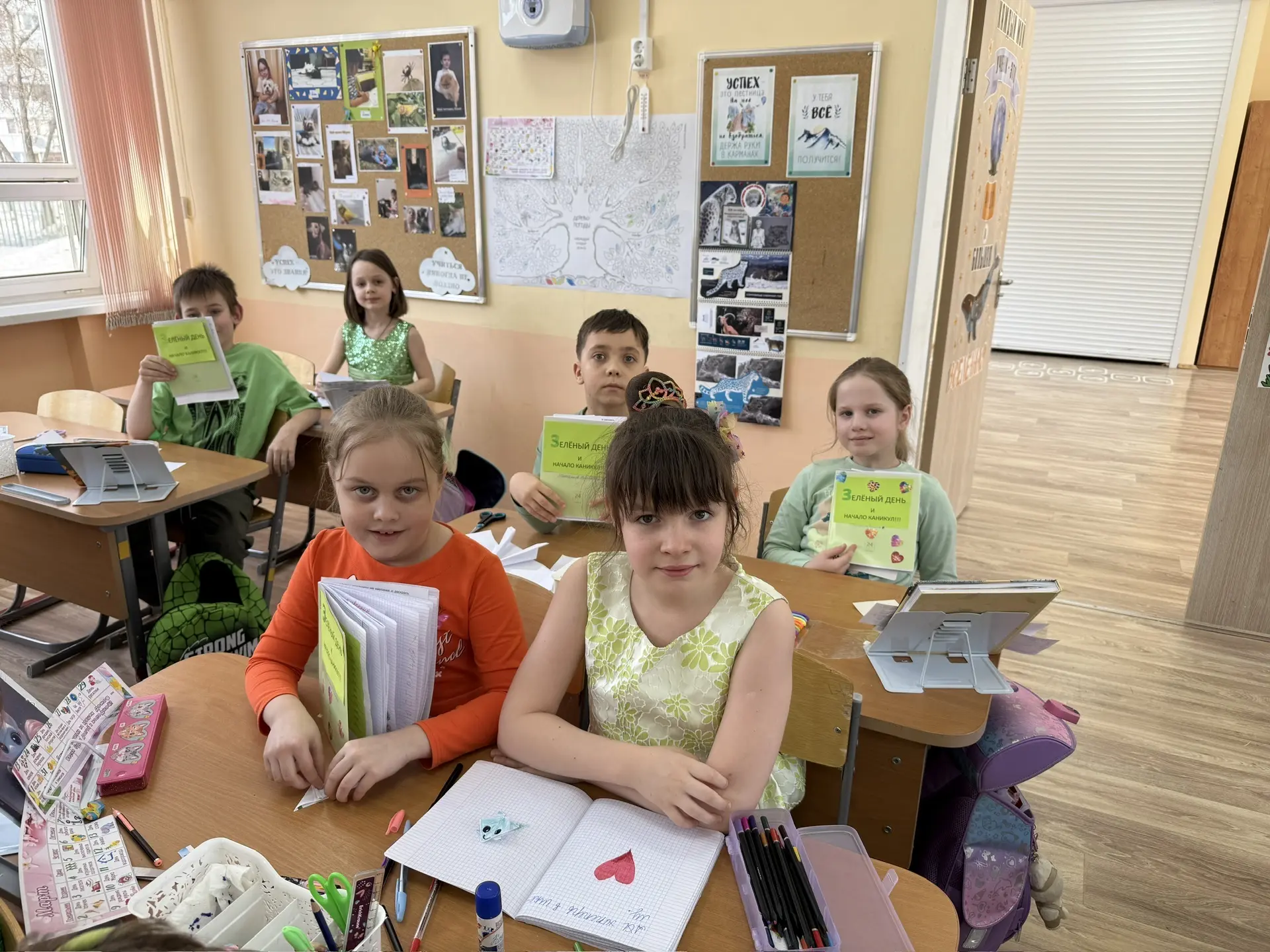 Последний день четверти у ребят из 2Э по традиции цветной. 💚 И, конечно, в начале весны этот день - 