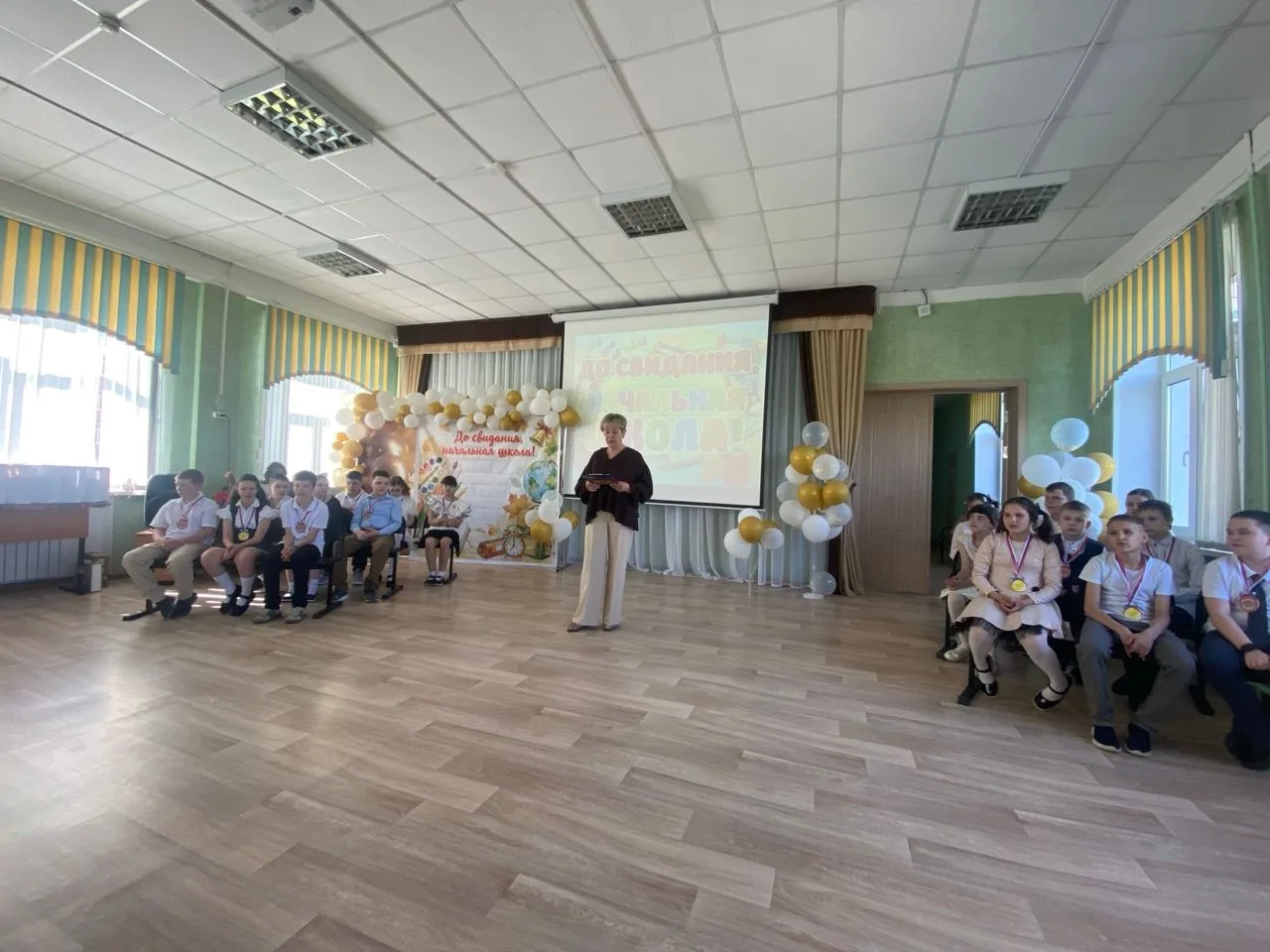 ⁣     22 мая в нашей школе прошёл трогательный и незабываемый праздник: выпускники 4-х ...