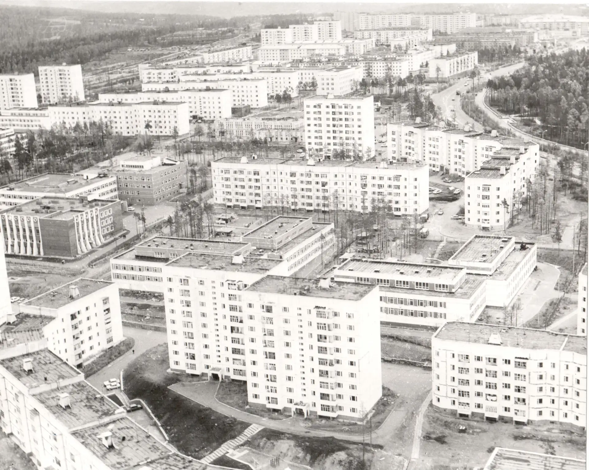Строительство города велось в соответствии с генеральным планом, разработанным в 1979г....
