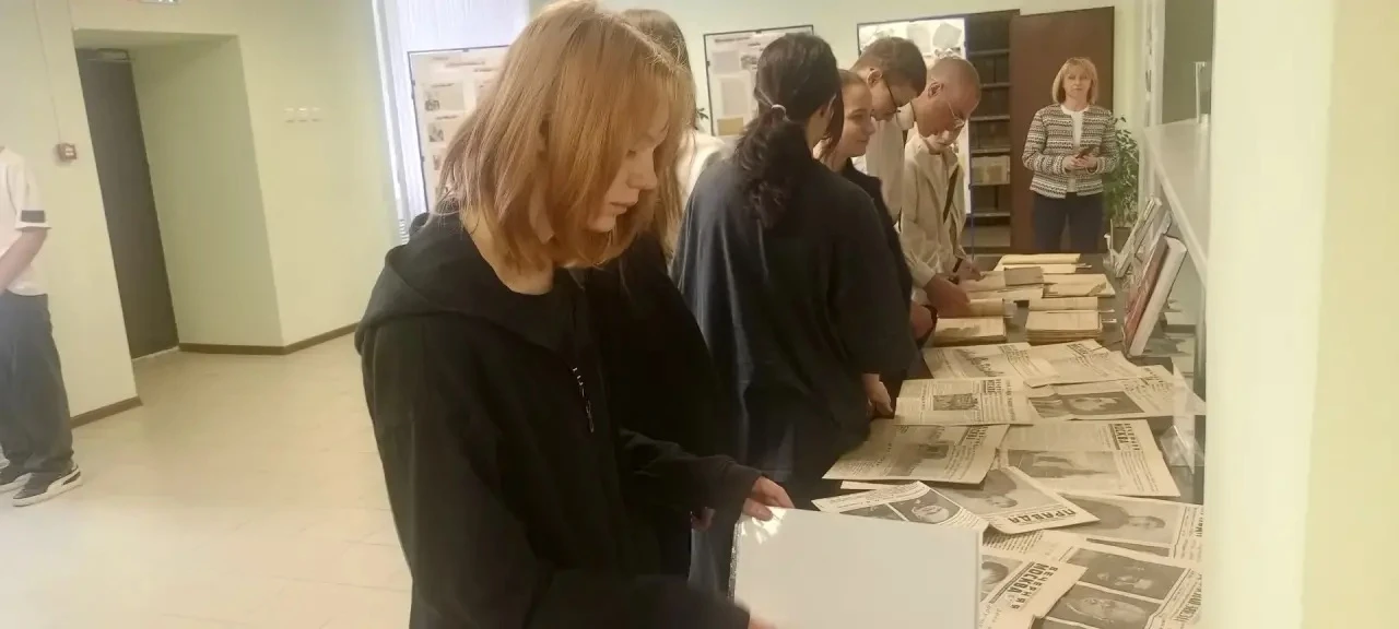 Экскурсия в архив: погружение в историю!  Учащиеся 7-9 классов вместе с учителем истории Подобиной А
