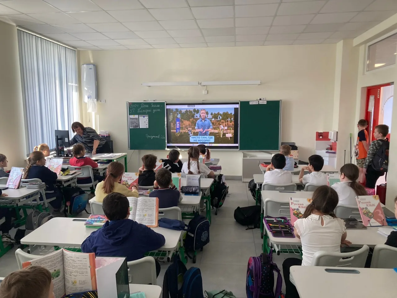 🌅Понедельник, 20 апреля — старт новой учебной недели!    Традиционно в 8.00 на школьном дворе зазвуч