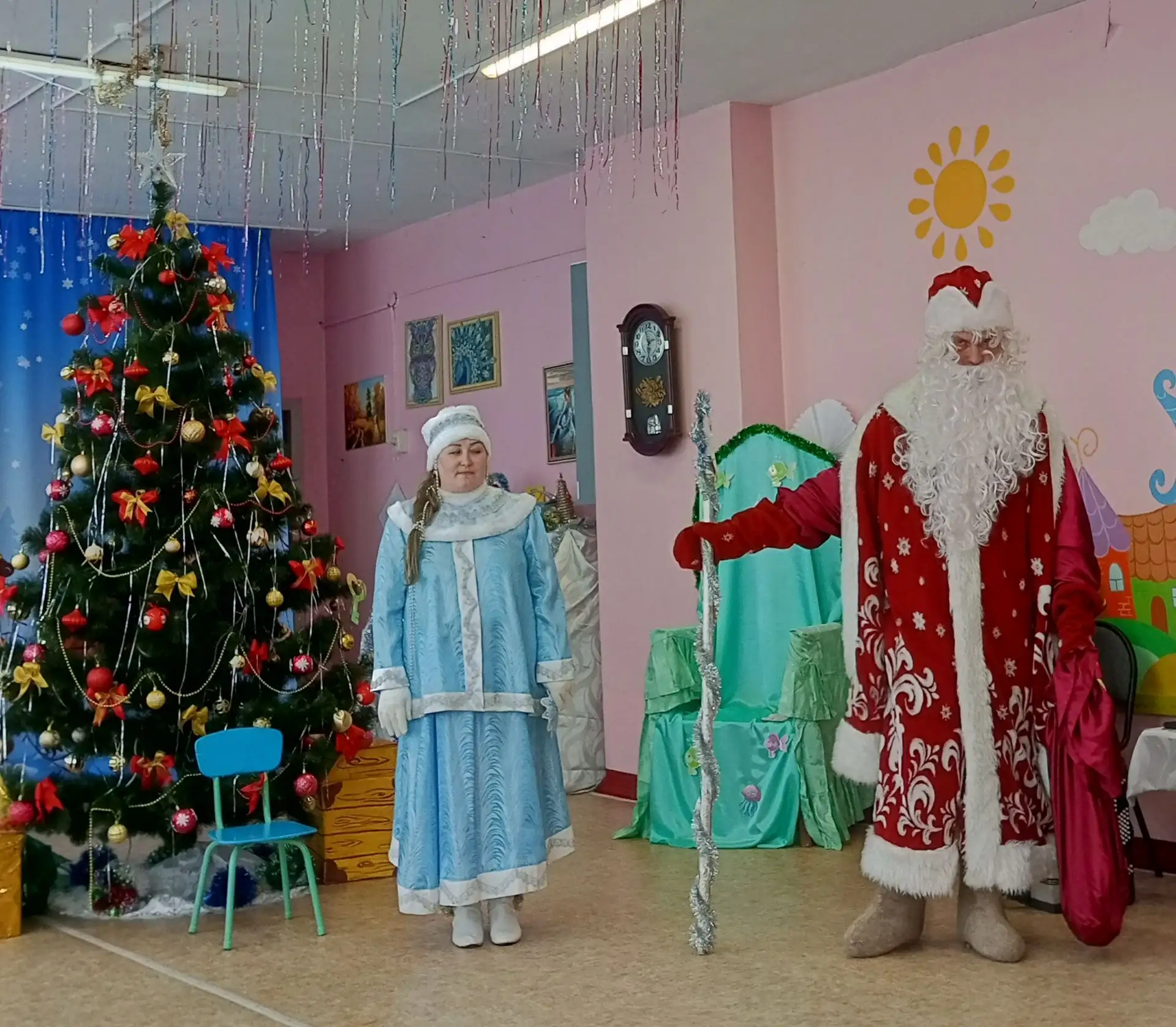 🎉✨ Проказы Кикиморы и Лешего на новогоднем празднике! 🌲😊 Сказочные персонажи помогли...