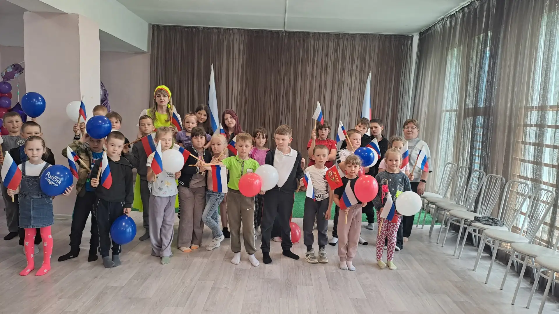 «Россия, мы дети твои!»
В преддверии Дня России , 11 июня, в Доме Культуры села Еленинка , для детей