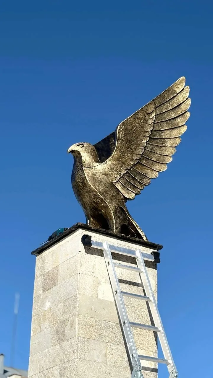 🦅 В Кумертау появился необычный памятник сапсану