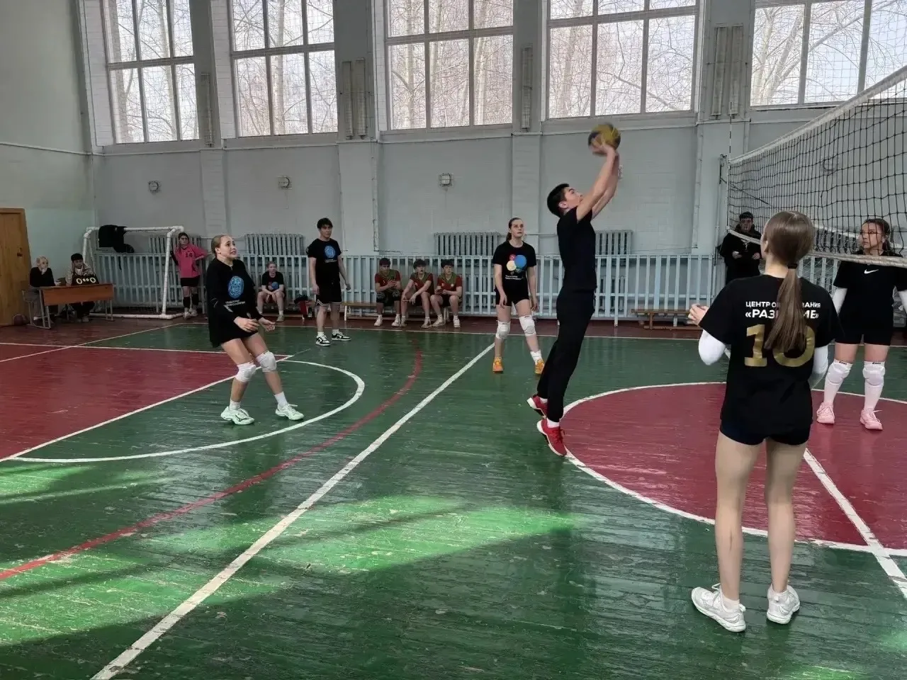 Делимся спортивными новостями из жизни нашего Центра! 🏐   13 апреля прошли соревнования по волейболу