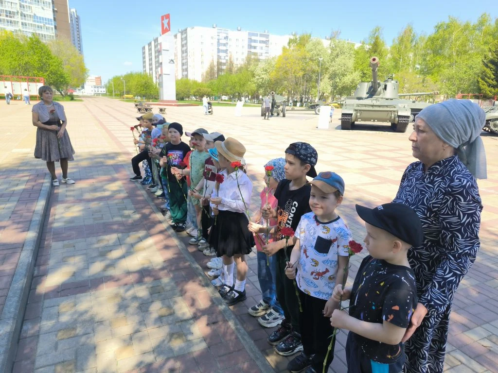 Сегодня наши дошколята посетили парк Победы.
Ребята возложили цветы к мемориалу героев и почтили пам