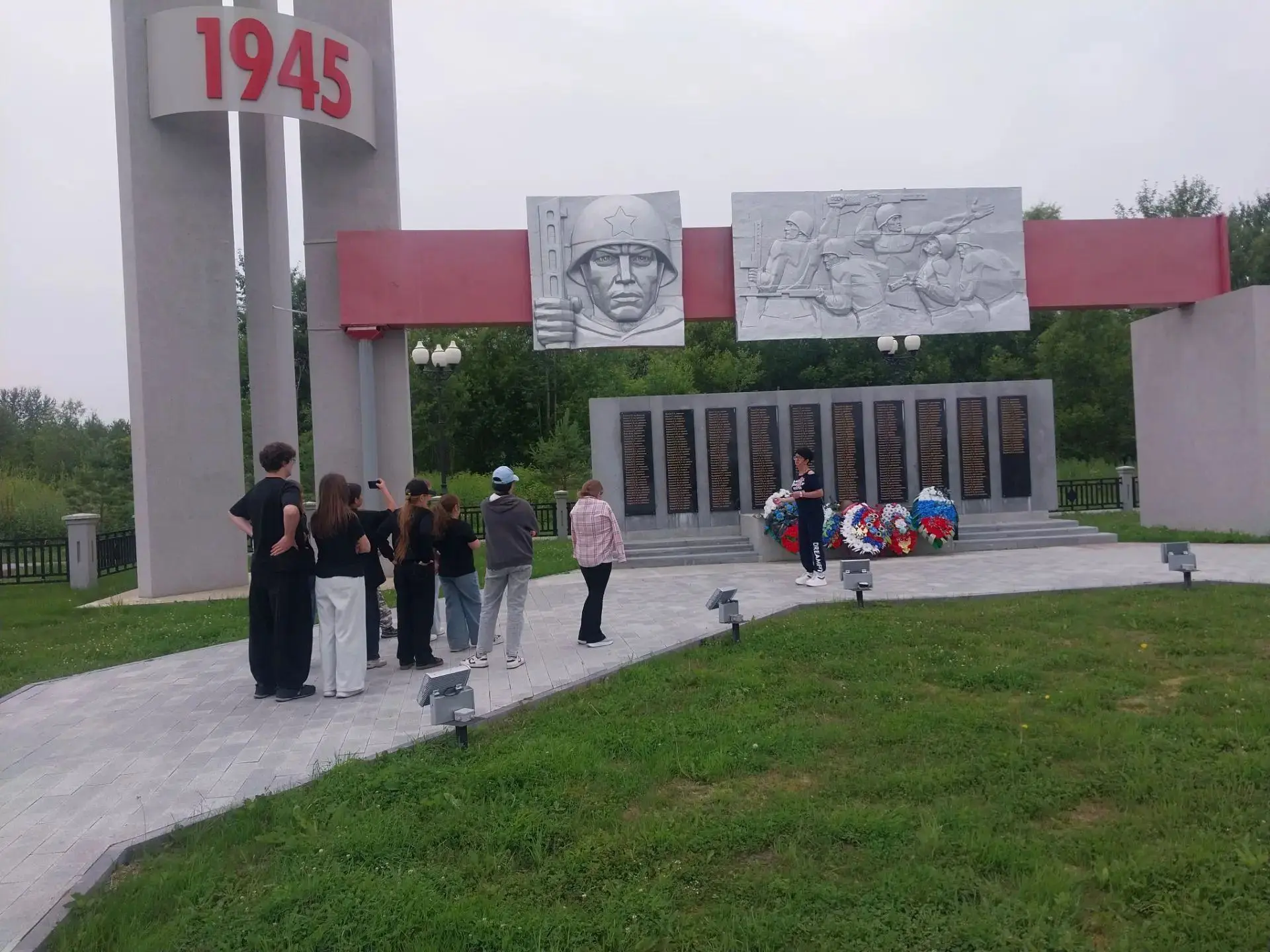 🎉 Выездная экскурсия «И ходит по земле босая память…»: старшие ребята из лагеря при ЦД...