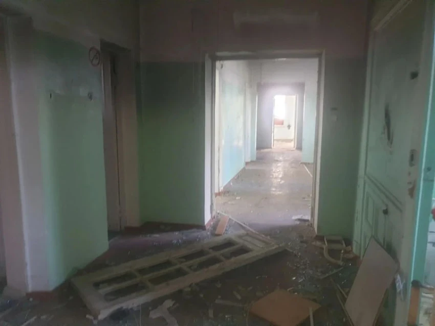 Здание первой в Волгодонске больницы превращается в руину, стало местом для опасных игр...
