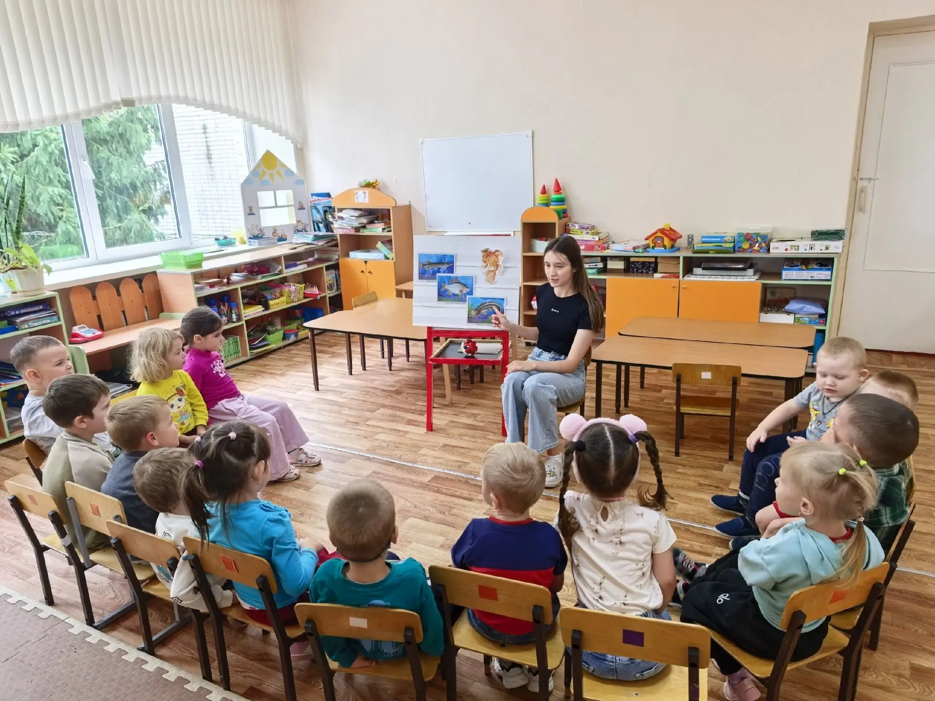 #Наше_яркое_лето 
Путешествие в подводный мир: как наши ребята младшей группы знакомились с рыбами �