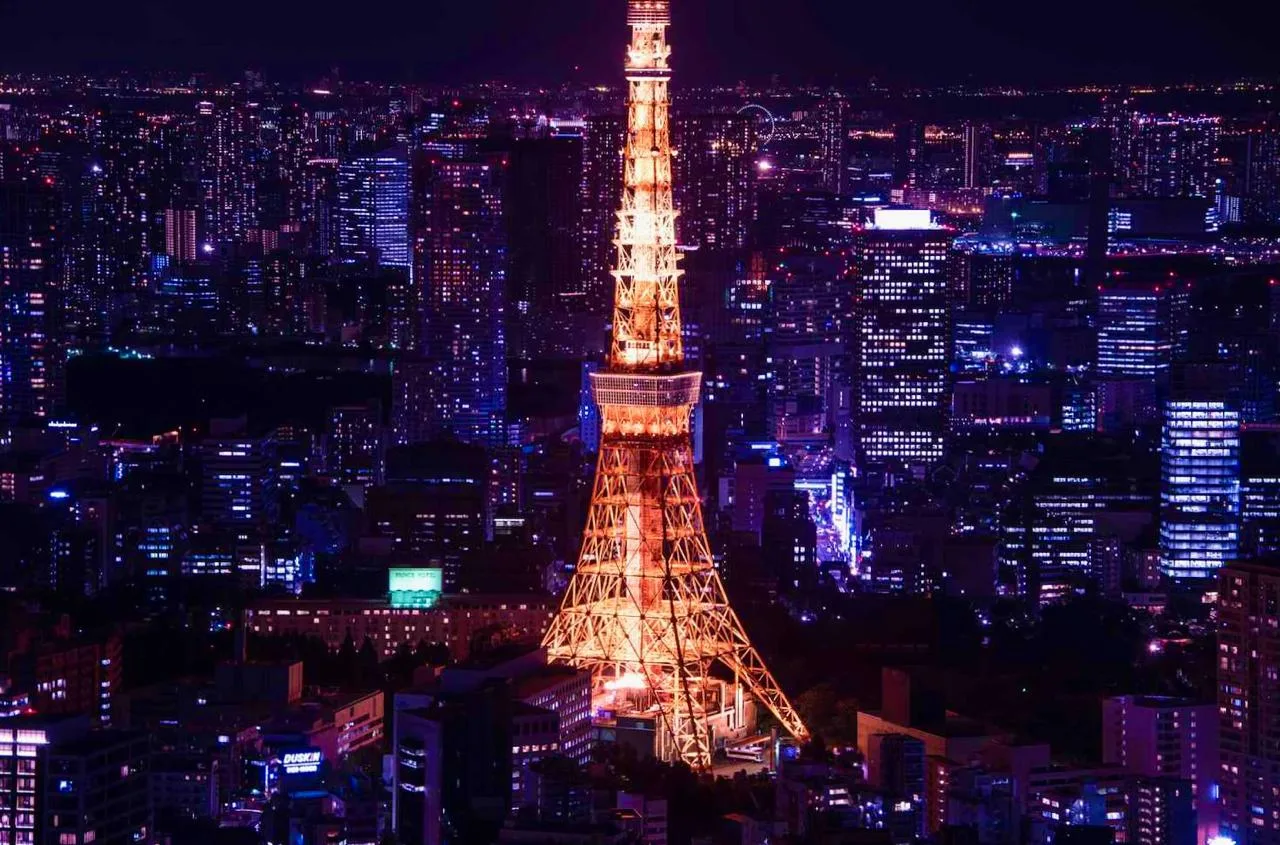 Башня Tokyo Tower в Токио, Япония 🇯🇵  🔹 Телебашня Tokyo Tower является одним из самых узнаваемых сим