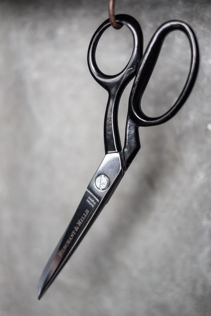 Что нужно знать про ножницы?✂️

Ножницы нечасто используются в бытовой домашней магии, а зря. Это оч