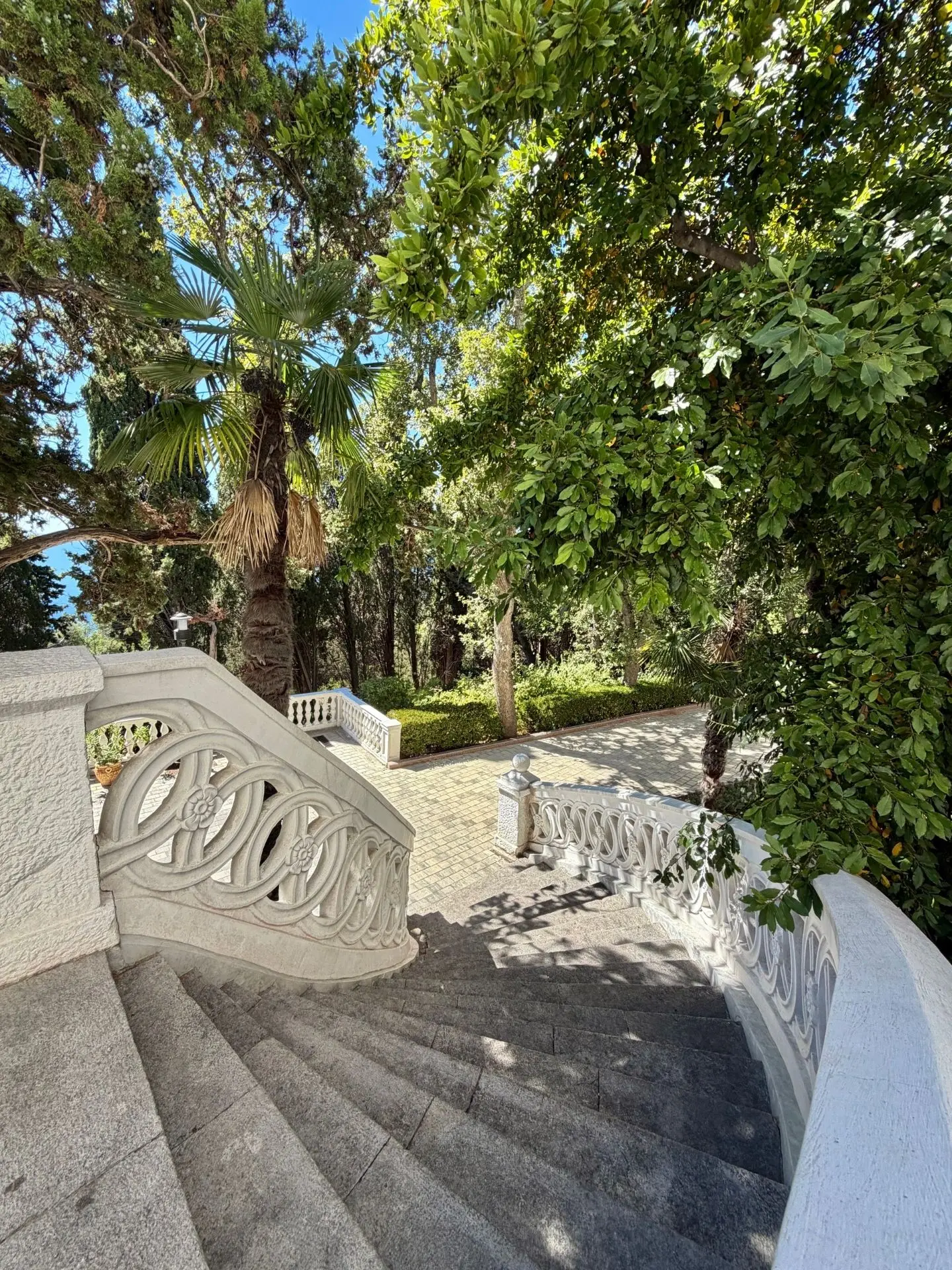 Красивая лестница в парке Харакс. Посёлок Гаспра, ЮБК