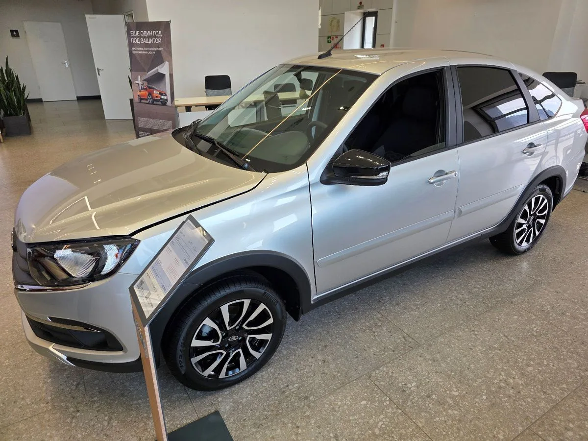 🚙 Зашёл в LADA, а там привезли кроссовер «Гранта». Сел за руль и теперь понимаю, куда ...