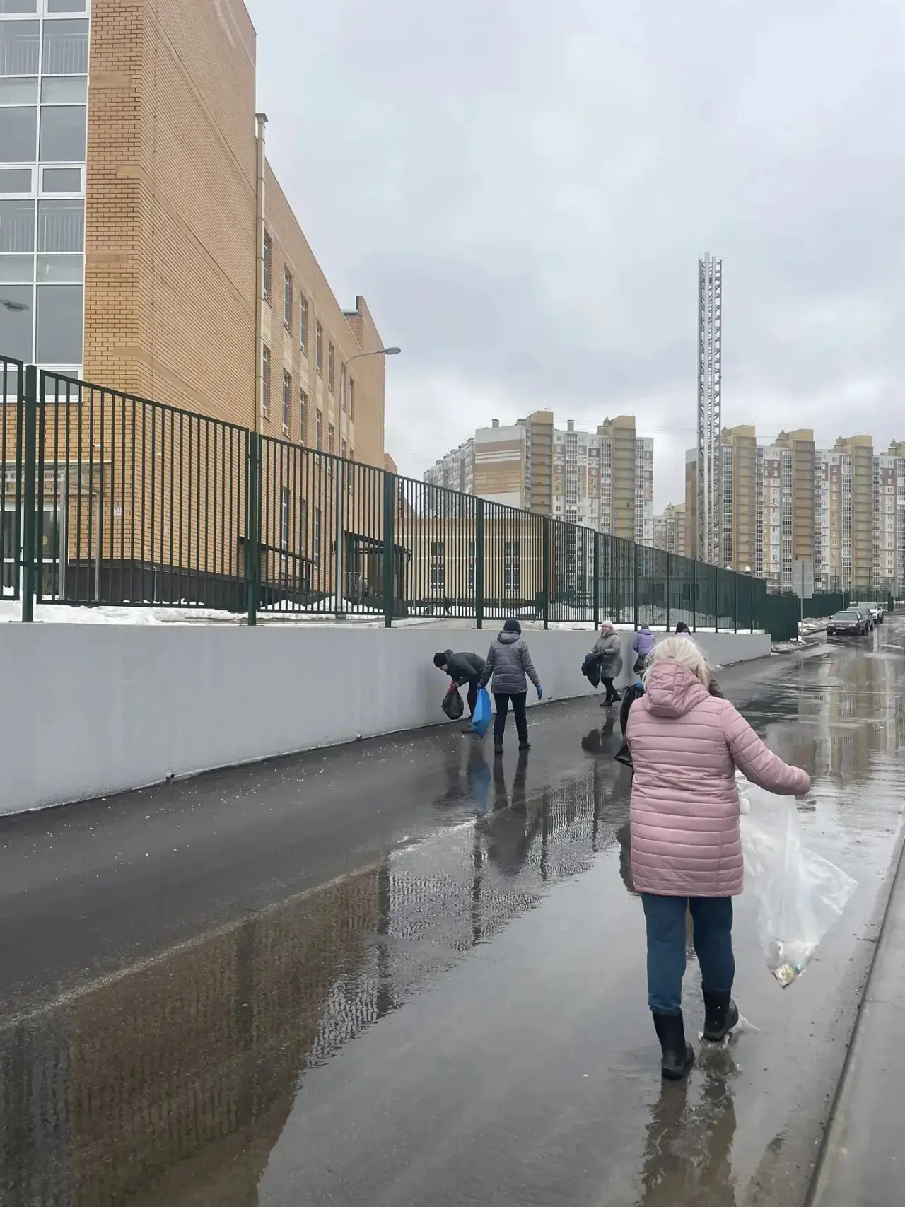 🧹В рамках экологического месячника технический персонал принял участие в мероприятии по уборке терри