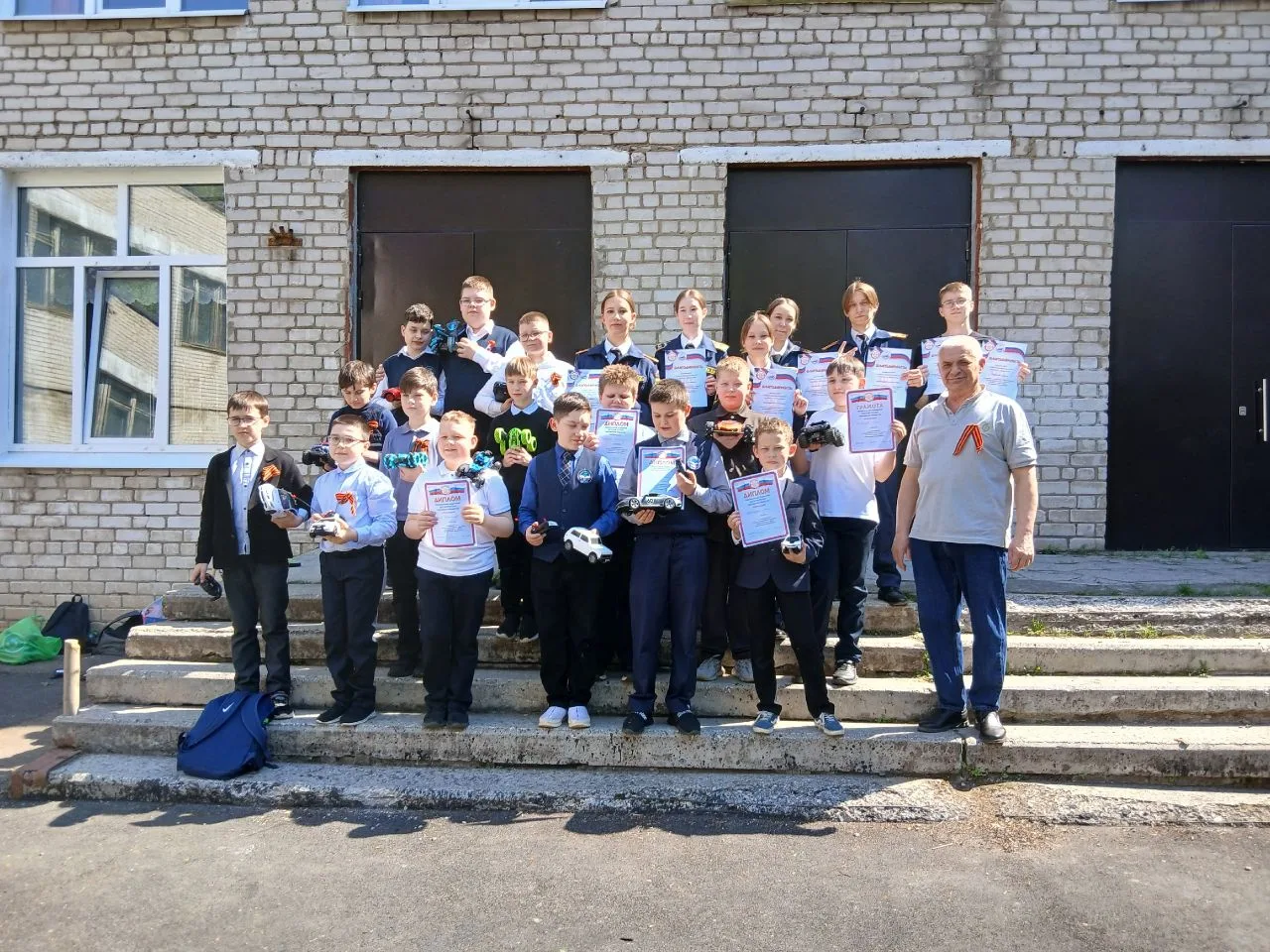 🚩 Сегодня в школе прошли захватывающие соревнования на радиоуправляемых машинах «Большие гонки — 202